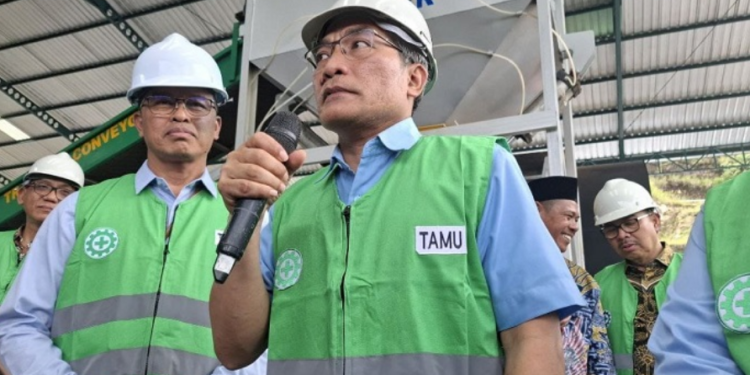 Bupati Bantul, Abdul Halim Muslih saat melakukan inspeksi fasilitas ITF Bawuran di Pleret, Selasa 11 Maret 2025