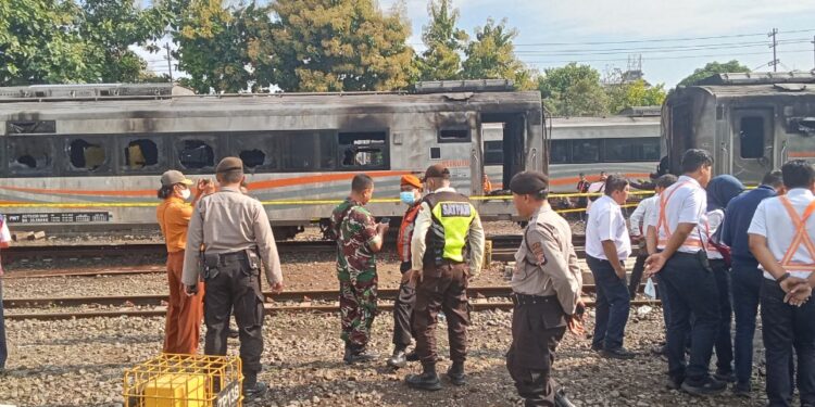 Gerbong Kereta Api Kebakaran di Stasiun Tugu Yogyakarta