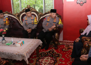 Kapolri Jenderal Listyo Sigit Prabowo mengunjungi keluarga 3 polisi yang gugur di OKU Timur