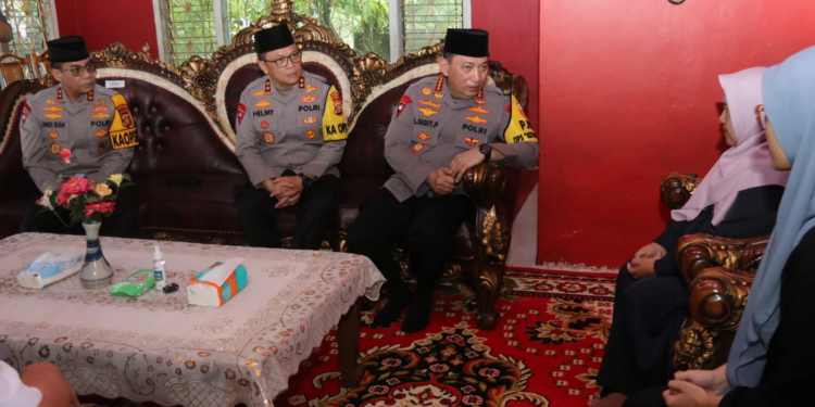 Kapolri Jenderal Listyo Sigit Prabowo mengunjungi keluarga 3 polisi yang gugur di OKU Timur