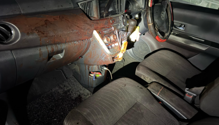 Kondisi Dashboard Mobil dengan Bercak darah
