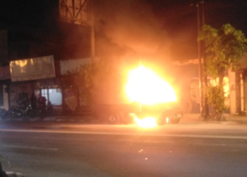 Mobil Grandmax Terbakar di Depan Pizza Hut Pakualaman