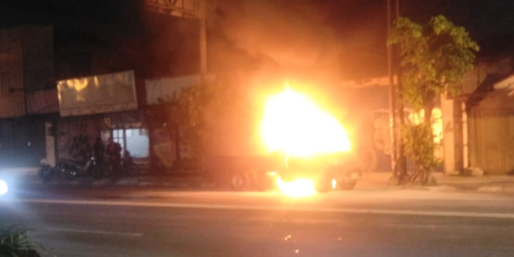 Mobil Grandmax Terbakar di Depan Pizza Hut Pakualaman