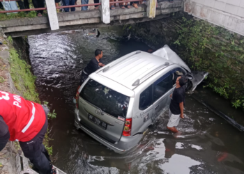 Mobil Masuk Sungai di Bantul Setelah Hindari Pengendara Motor