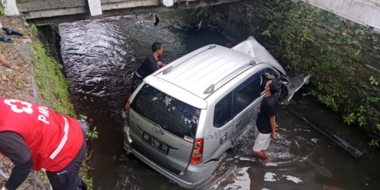 Mobil Masuk Sungai di Bantul Setelah Hindari Pengendara Motor