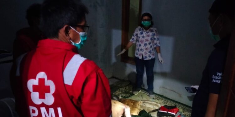 Petugas Gabungan Melakukan Evakuasi Korban Meninggal di Pleret Bantul