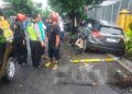 Petugas Gabungan melakukan evakuasi korban kecelakaan di Wiyoro Banguntapan Bantul