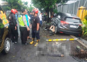 Petugas Gabungan melakukan evakuasi korban kecelakaan di Wiyoro Banguntapan Bantul