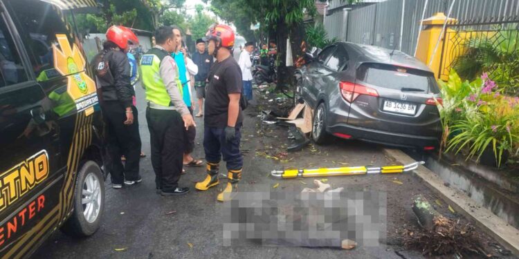 Petugas Gabungan melakukan evakuasi korban kecelakaan di Wiyoro Banguntapan Bantul