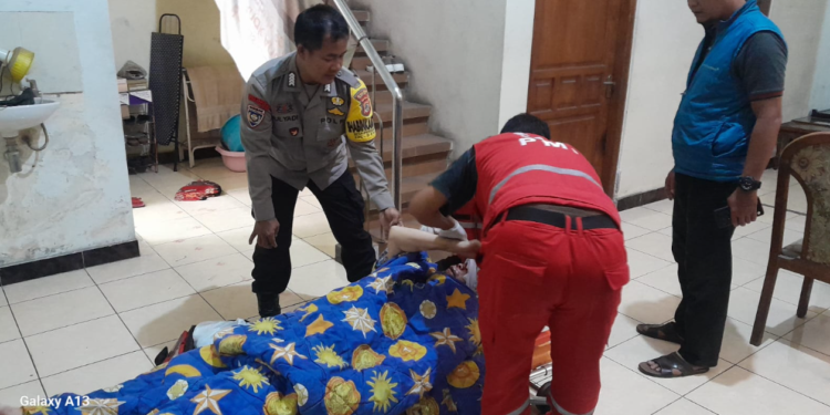 Petugas Kepolisian dan Tim Medis Melakukan evakuasi Korban