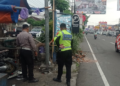 Petugas Kepolisian sedang melakukan efakuasi kendaraan terlibat kecelakaan di Lokasi Kejadian