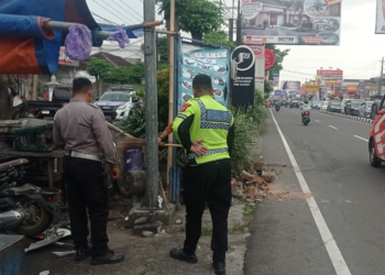 Petugas Kepolisian sedang melakukan efakuasi kendaraan terlibat kecelakaan di Lokasi Kejadian