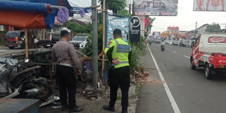Petugas Kepolisian sedang melakukan efakuasi kendaraan terlibat kecelakaan di Lokasi Kejadian
