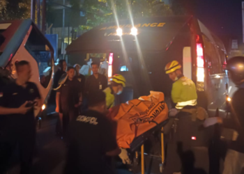 Petugas Terkait Melakukan Evakuasi Korban Kecelakaan di Jalan Babarsari Sleman