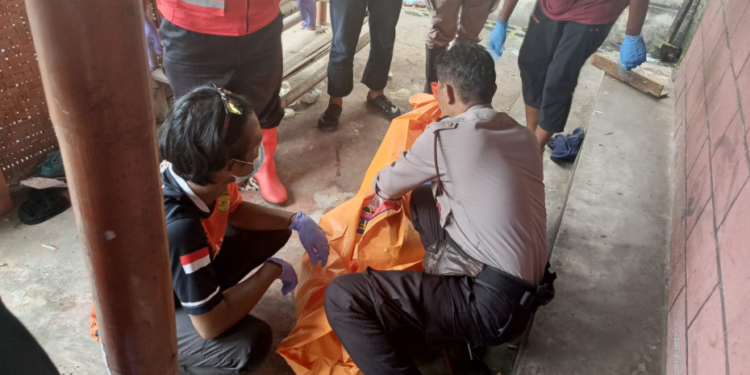 Petugas kepolisian bersama tim medis mengevakuasi jenazah seorang pria yang ditemukan meninggal di teras rumah di kawasan Patehan, Kraton, Yogyakarta