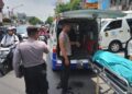 Petugas kepolisian dan tim medis mengevakuasi jenazah pengendara ojol yang meninggal mendadak di Jalan Parangtritis, Yogyakarta