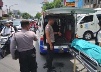 Petugas kepolisian dan tim medis mengevakuasi jenazah pengendara ojol yang meninggal mendadak di Jalan Parangtritis, Yogyakarta