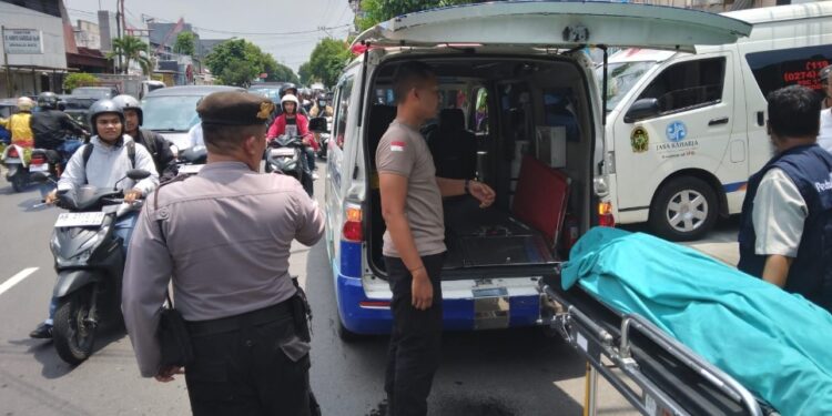 Petugas kepolisian dan tim medis mengevakuasi jenazah pengendara ojol yang meninggal mendadak di Jalan Parangtritis, Yogyakarta