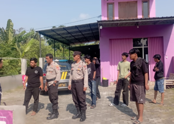 Petugas kepolisian tengah melakukan pemeriksaan di lokasi kejadian pasca insiden kerusuhan di Jalan Samas, Bantul