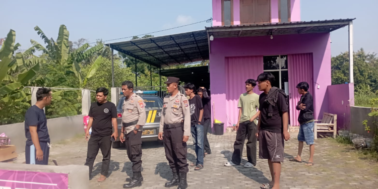 Petugas kepolisian tengah melakukan pemeriksaan di lokasi kejadian pasca insiden kerusuhan di Jalan Samas, Bantul
