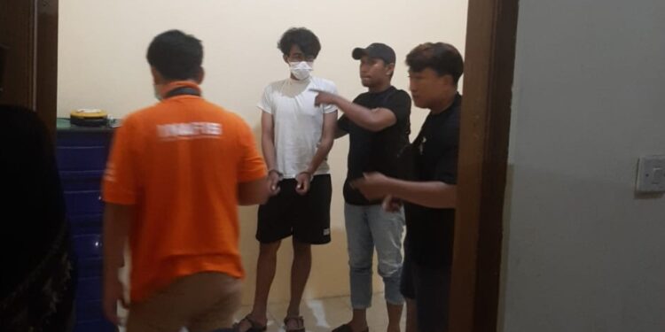 Petugas kepolisian tengah menginterogasi pelaku pembunuhan sadis yang menyimpan kerangka pacarnya