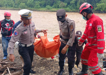 Petugas saat mengevakuasi korban untuk dibawa menuju ke RS. Wates