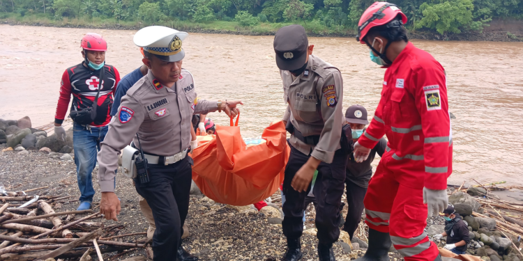 Petugas saat mengevakuasi korban untuk dibawa menuju ke RS. Wates