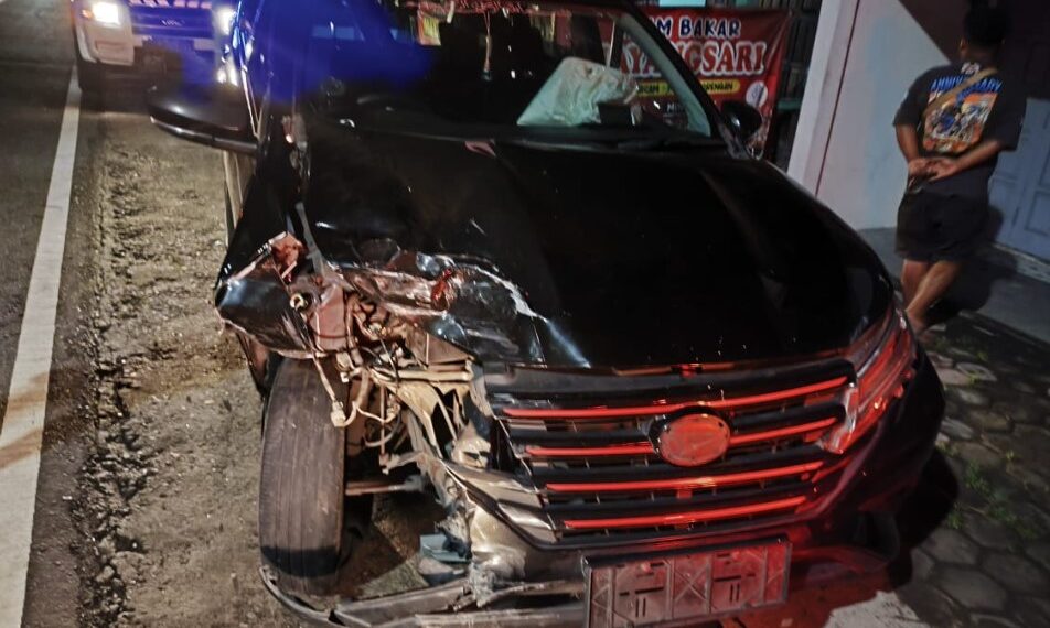 Polisi Melakukan Evakuasi Kecelakaan Beruntun di Temon Kulon Progo