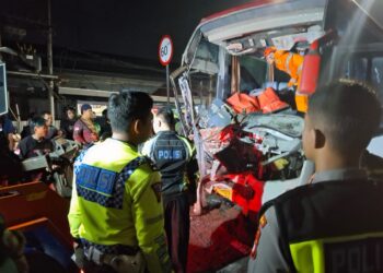 Polisi Melakukan Evakuasi Kecelakaan Bus Vs Truk