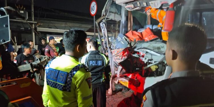 Polisi Melakukan Evakuasi Kecelakaan Bus Vs Truk