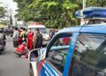 Polisi dan Petugas Medis Melakukan Evakuasi Korban Kecelakaan di Depan Kampus ISI Bantul