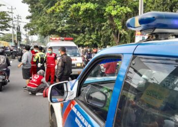 Polisi dan Petugas Medis Melakukan Evakuasi Korban Kecelakaan di Depan Kampus ISI Bantul