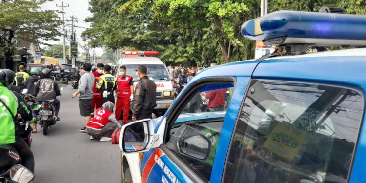 Polisi dan Petugas Medis Melakukan Evakuasi Korban Kecelakaan di Depan Kampus ISI Bantul