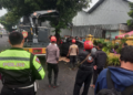Polisi dan tim evakuasi mengangkat mobil yang menabrak dua motor dan pohon di Wiyoro, Banguntapan