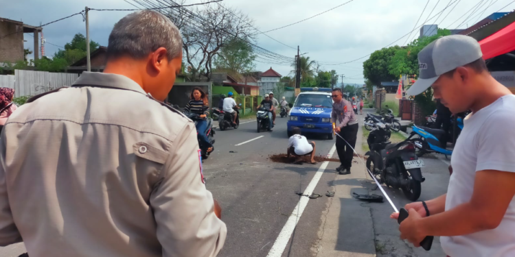 Polisi melakukan olah TKP di lokasi kecelakaan