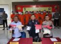 Polisi menunjukkan barang bukti narkotika hasil pengungkapan kasus, dengan sejumlah tersangka yang telah diamankan