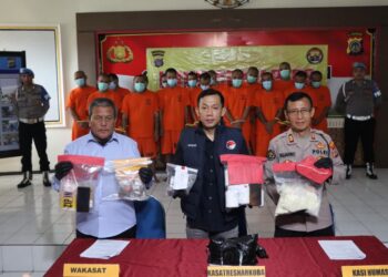 Polisi menunjukkan barang bukti narkotika hasil pengungkapan kasus, dengan sejumlah tersangka yang telah diamankan