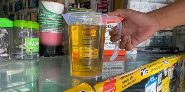 Polisi saat mengecek volume minyak goreng subsidi Minyakkita