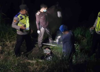 Polsek Berbah Bersama dengan tim Kesehatan Melakukan Evakuasi Korban