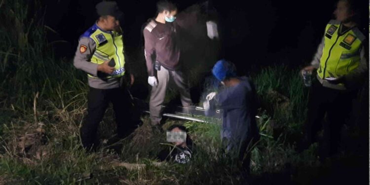 Polsek Berbah Bersama dengan tim Kesehatan Melakukan Evakuasi Korban