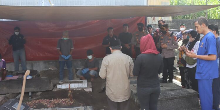 Proses ekshumasi jenazah RKP di Pemakaman Lowanu, Mergangsan, Yogyakarta, yang dilakukan oleh tim Biddokkes Polda DIY