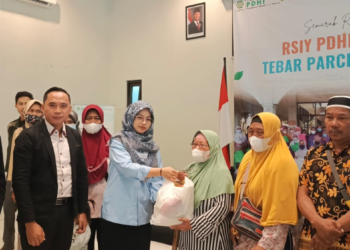 Secara Simbolis RSIY PDHI membagikan parcel lebaran di Gedung Pertemuan KH.Sunardi Syauhuri