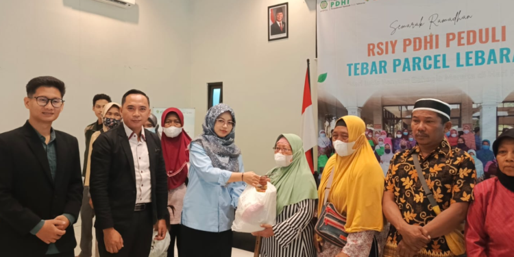 Secara Simbolis RSIY PDHI membagikan parcel lebaran di Gedung Pertemuan KH.Sunardi Syauhuri