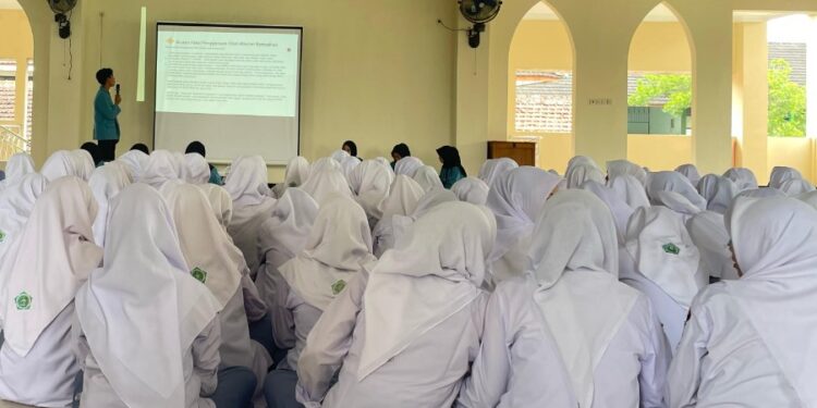 Sosialisasi Penggunaan Obat Selama Ramadhan yang dilakukan Oleh Mahasiswa KKN-T Alma Ata di MAN 1 Bantul