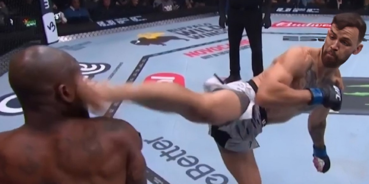 Tendangan balik Mauricio Ruffy mendarat sempurna di pelipis Bobby Green dan membuatnya KO di Ronde pertama