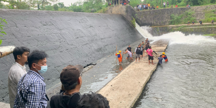 Tim Gabungan Melakukan Upaya Pencarian Korban Tengelam di Bendungan Kronggahan, Sungai Bedog, Tlogoadi, Mlati, Sleman