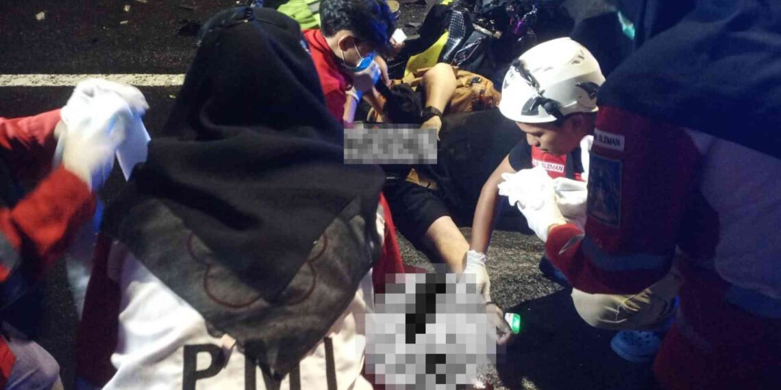 petugas medis sedang melakukan evakuasi korban kecelakaan di jalan solo