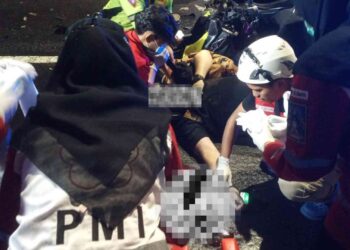 petugas medis sedang melakukan evakuasi korban kecelakaan di jalan solo