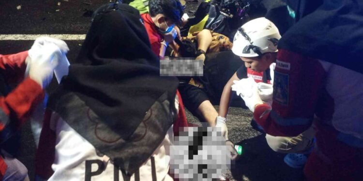 petugas medis sedang melakukan evakuasi korban kecelakaan di jalan solo