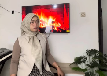 Bu Guru Salsa pamer bakat bernyanyi di Youtube